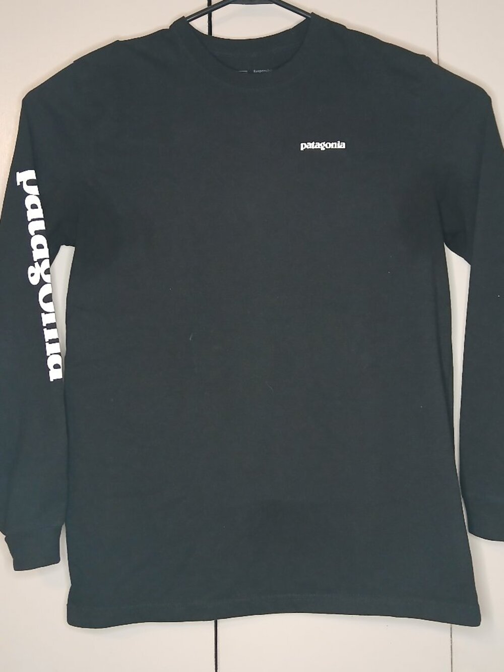 Patagonia Men's Large Long Sleeve Cotton T-Shirt with Logo (1173E)